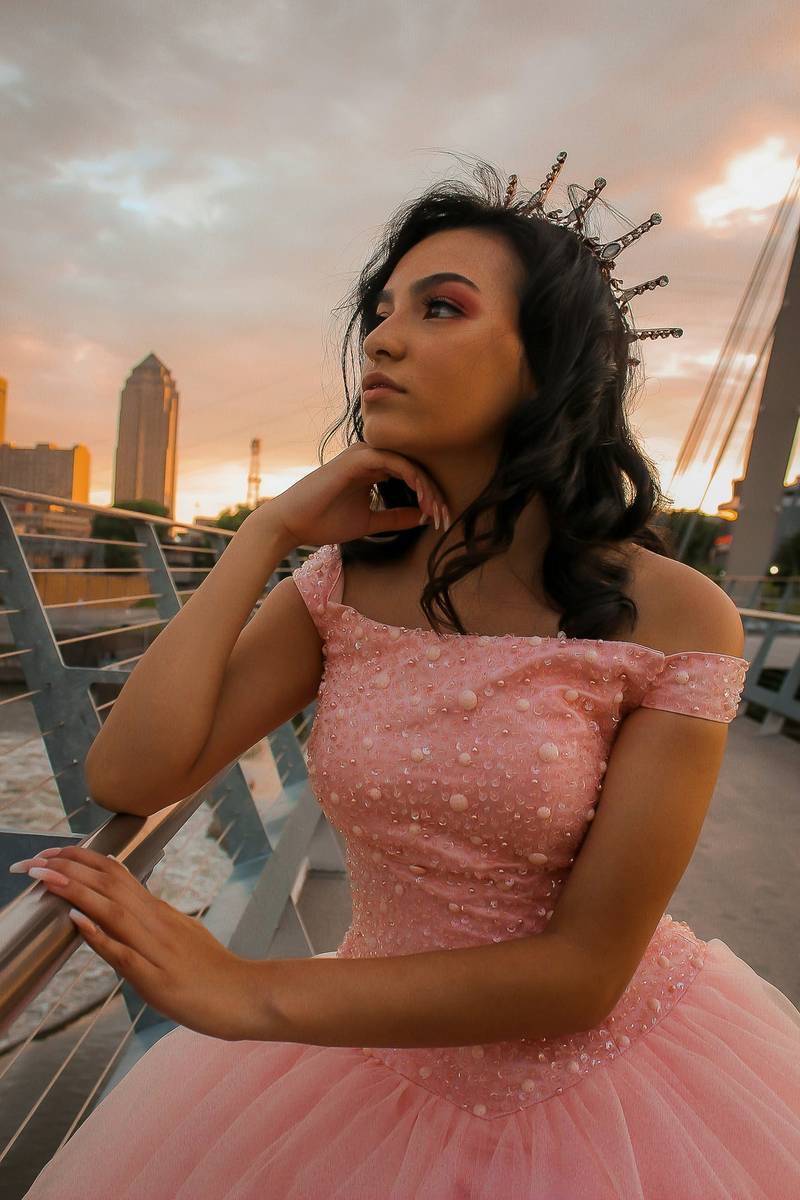 Camila con su vestido de XV años